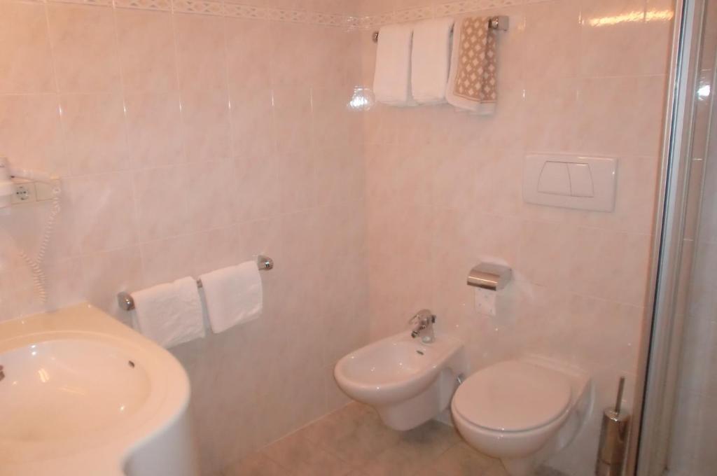 קאסטלרוטו Hotel Viktoria חדר תמונה